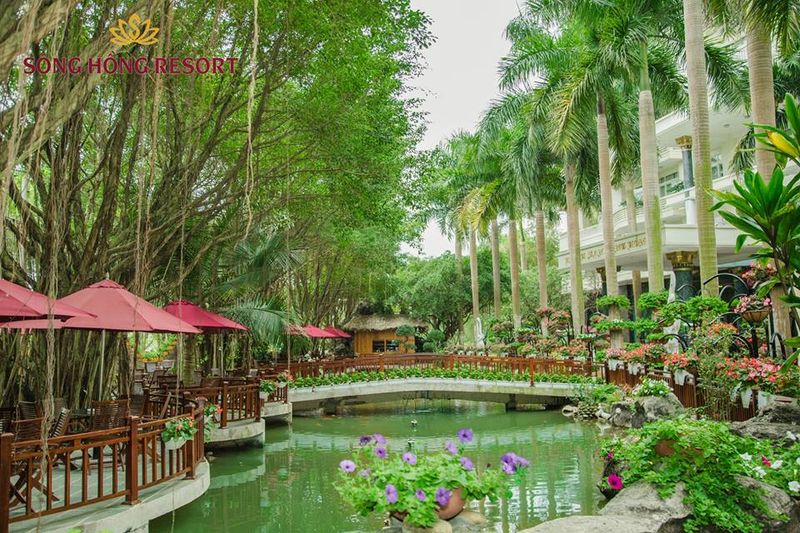 Khuôn viên xanh và lối đi ven sông