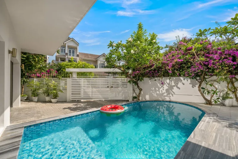 Phòng ngủ master với tông màu trung tính, view hướng hồ bơi