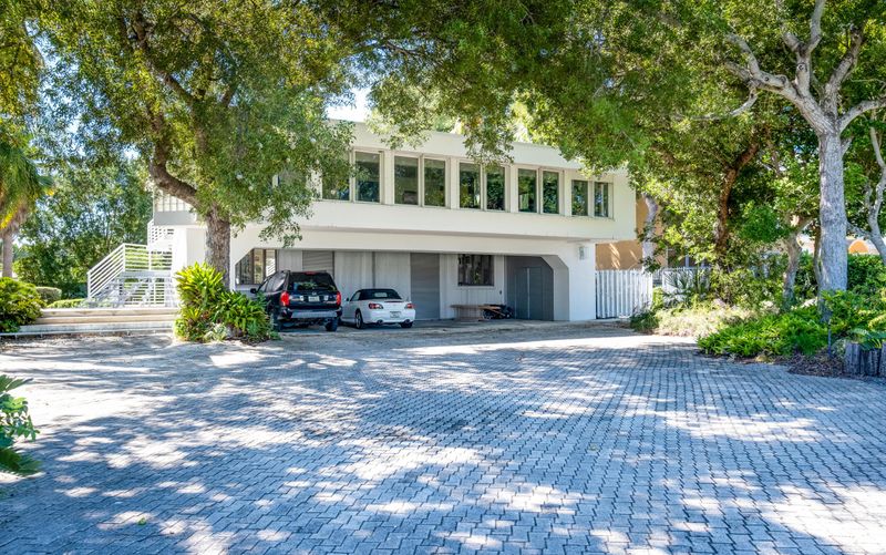 Tòa nhà, khu vực dịch vụ hangar và tiện ích