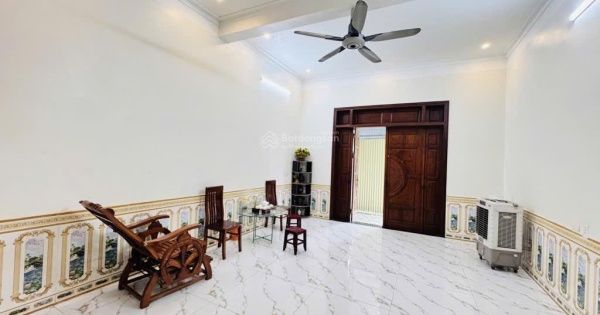 Không gian mặt hồ về đêm, ánh sáng và cảnh quan