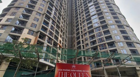 Toàn cảnh tòa nhà và cảnh quan xung quanh