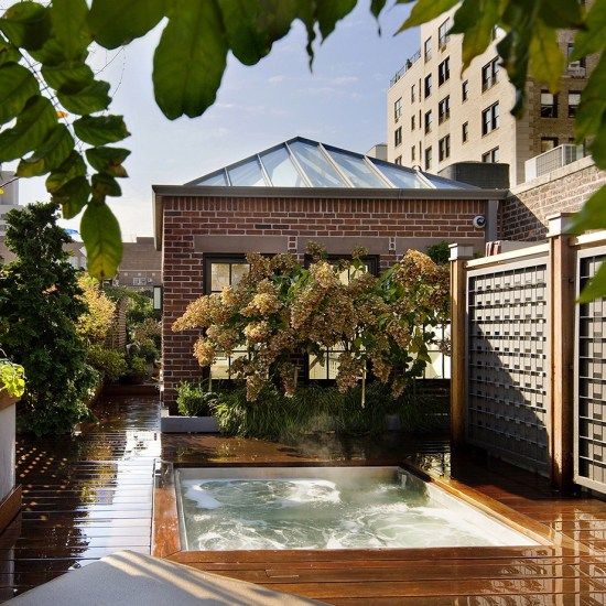 Townhouse ngoại thất có sân thượng kính