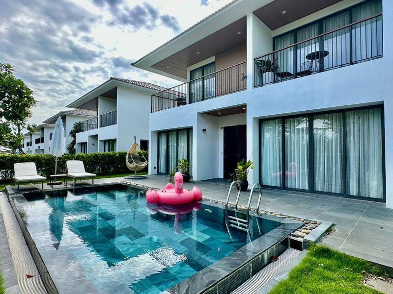 Phòng khách, không gian nội thất sang trọng hợp nhất với sân vườn và hồ bơi