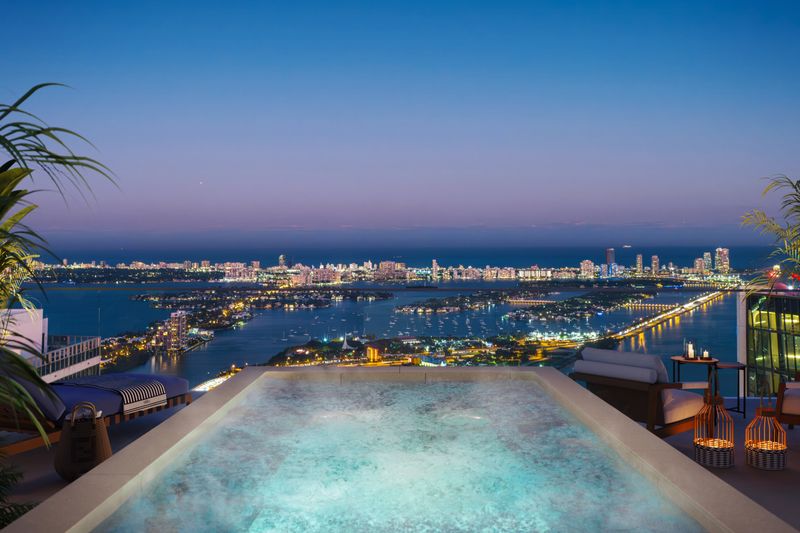 Không gian nội thất và cảnh quan từ căn hộ cao tầng