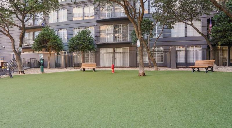 Nội thất căn hộ mẫu với ban công và tầm nhìn