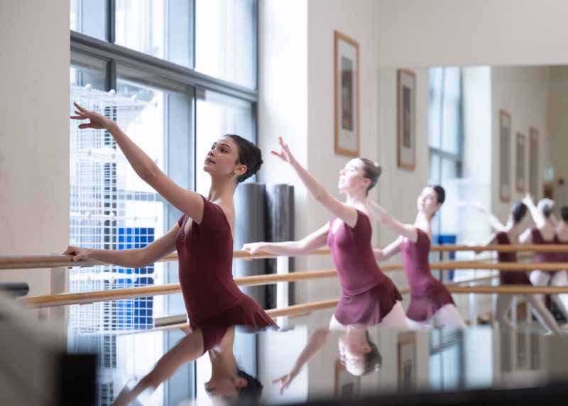 Hình ảnh minh họa buổi biểu diễn và không gian học