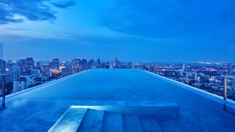 Rooftop infinity pool với góc nhìn trực diện từ tầng mái