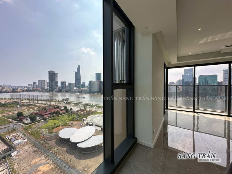 Ban công căn hộ 4 phòng ngủ