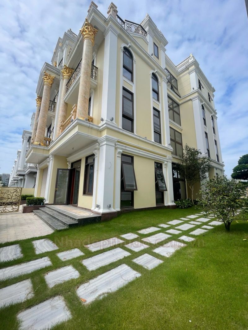 Biệt thự và cảnh quan sân golf