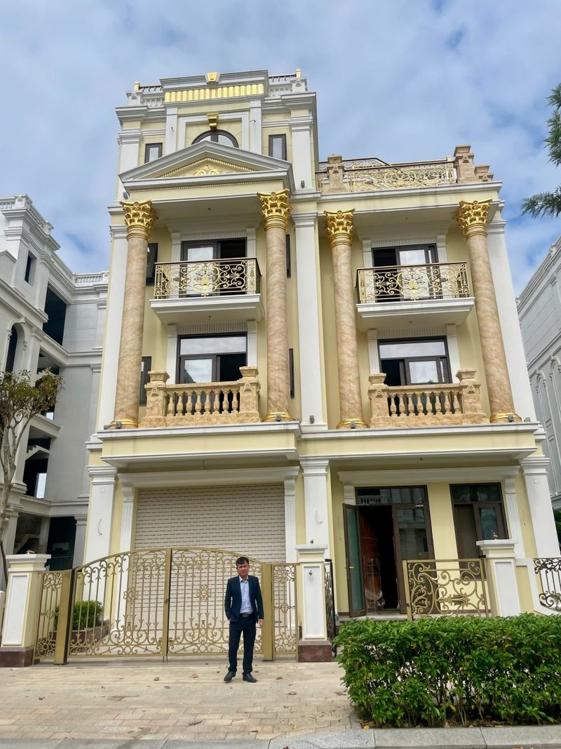 Biệt thự mặt tiền sân golf