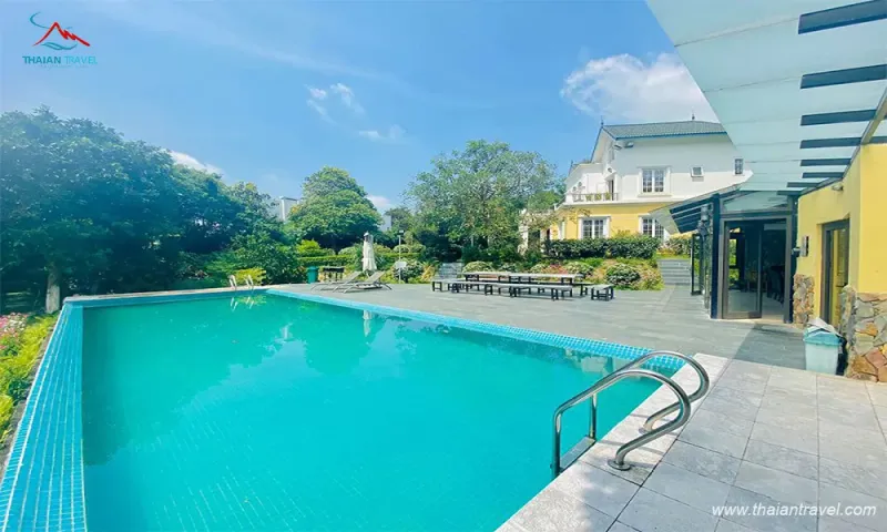 Vẻ ngoài biệt thự vàng