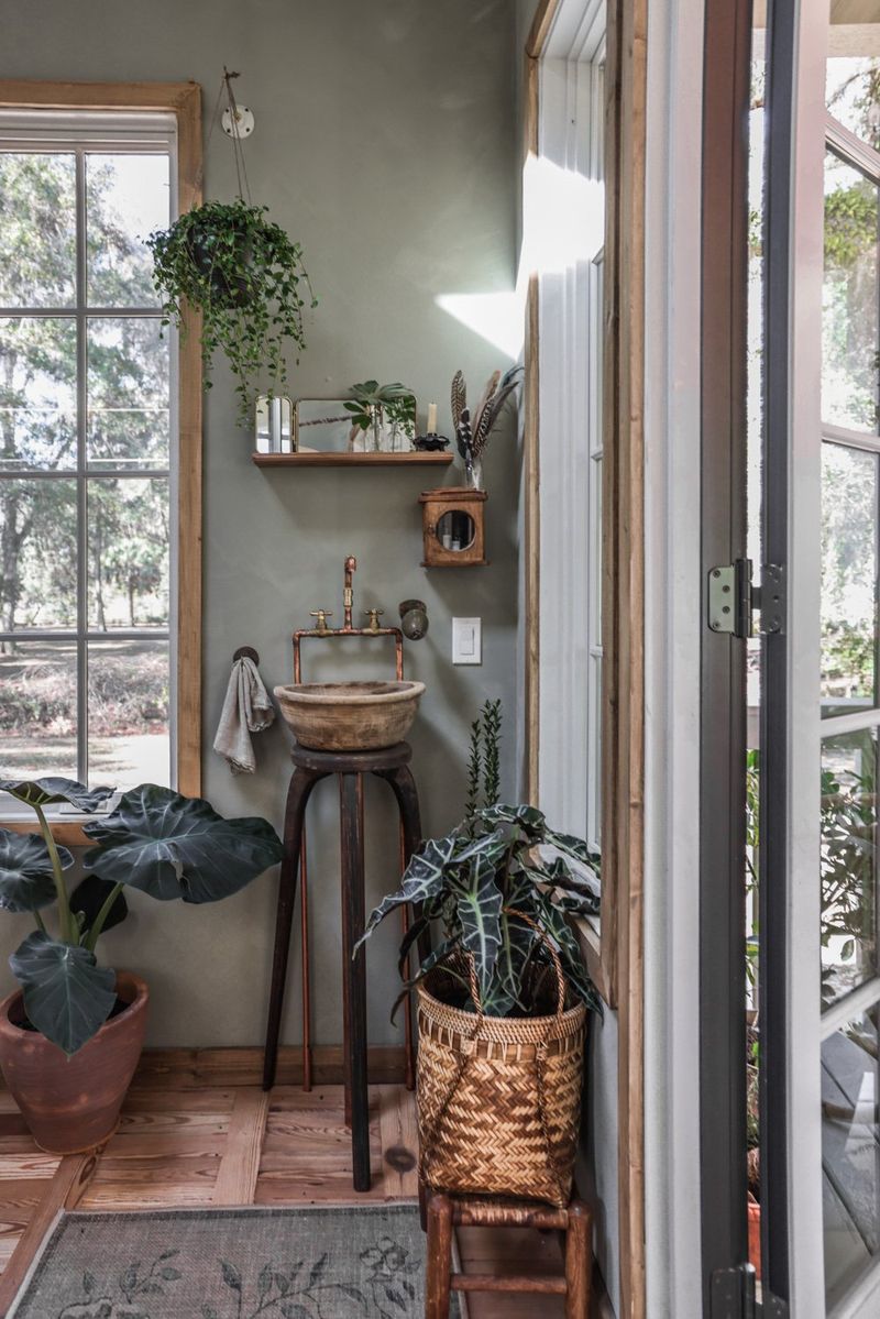 Phòng ngủ biophilic với ánh sáng tự nhiên