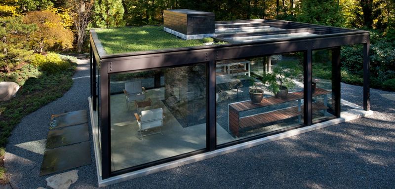 Nhà kính trên mái với lớp kính và nội thất vườn