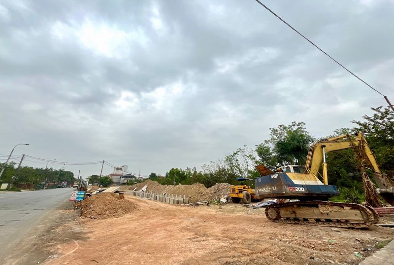 Hoạt động thi công tại công trường VĐ4 Sóc Sơn: san lấp và kết cấu nền