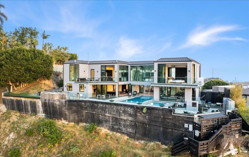 Biệt thự sang trọng với đài quan sát trên mái