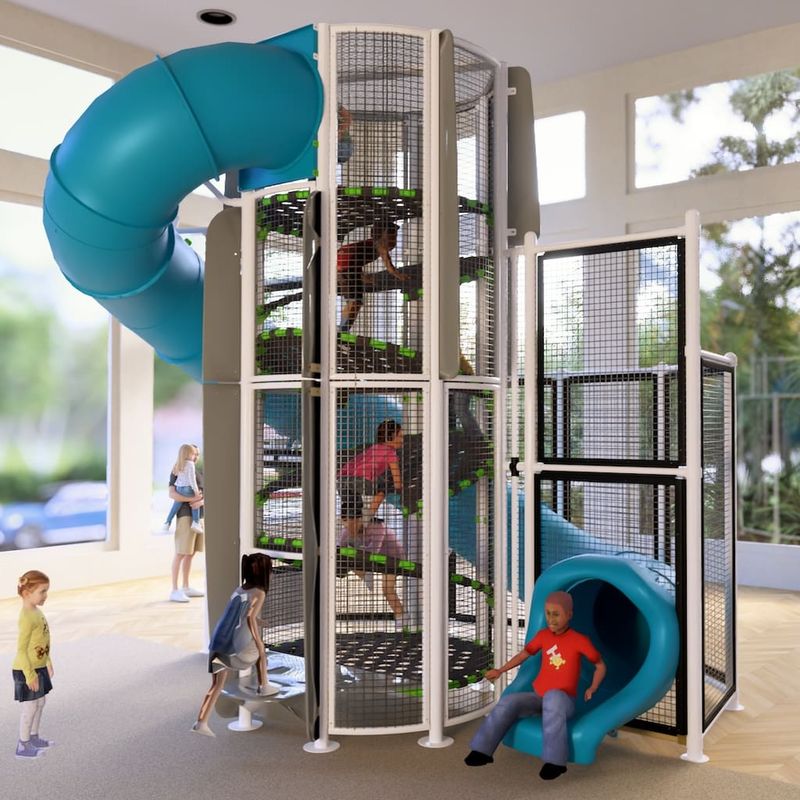 Tháp leo và cầu trượt cao