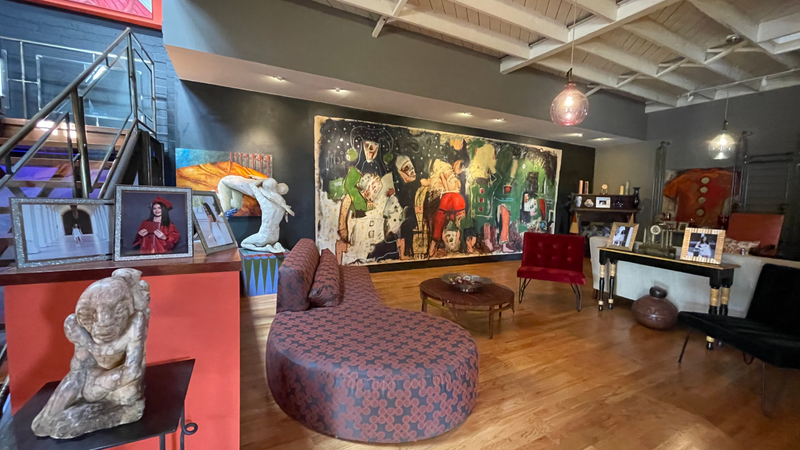 Studio loft với không gian treo, ánh sáng track và khu workbench