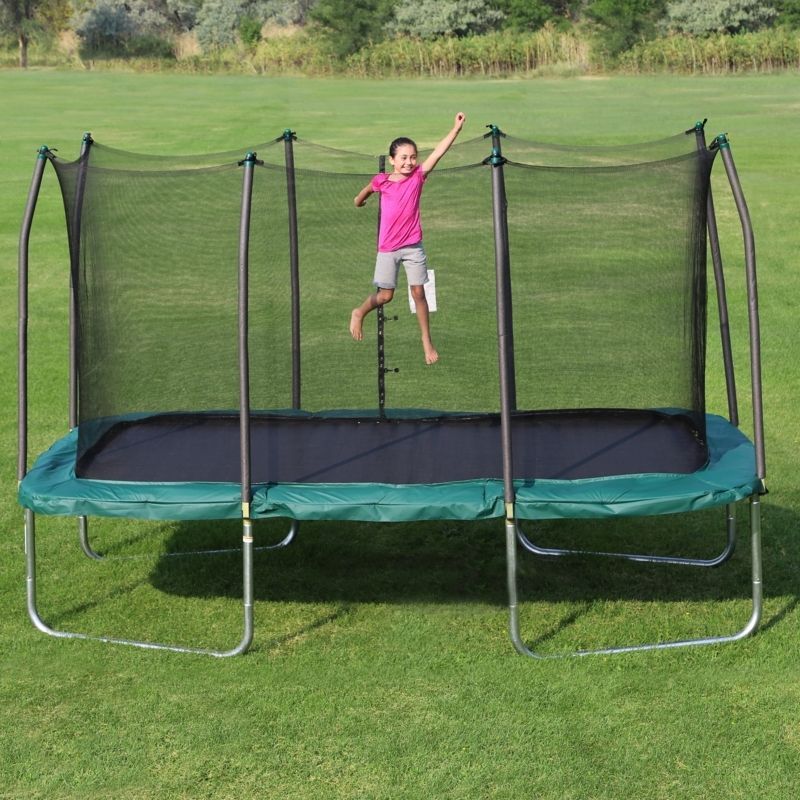 Hình ảnh minh họa trampoline kết cấu chữ nhật có lưới bảo vệ, phù hợp cho không gian giải trí trong nhà