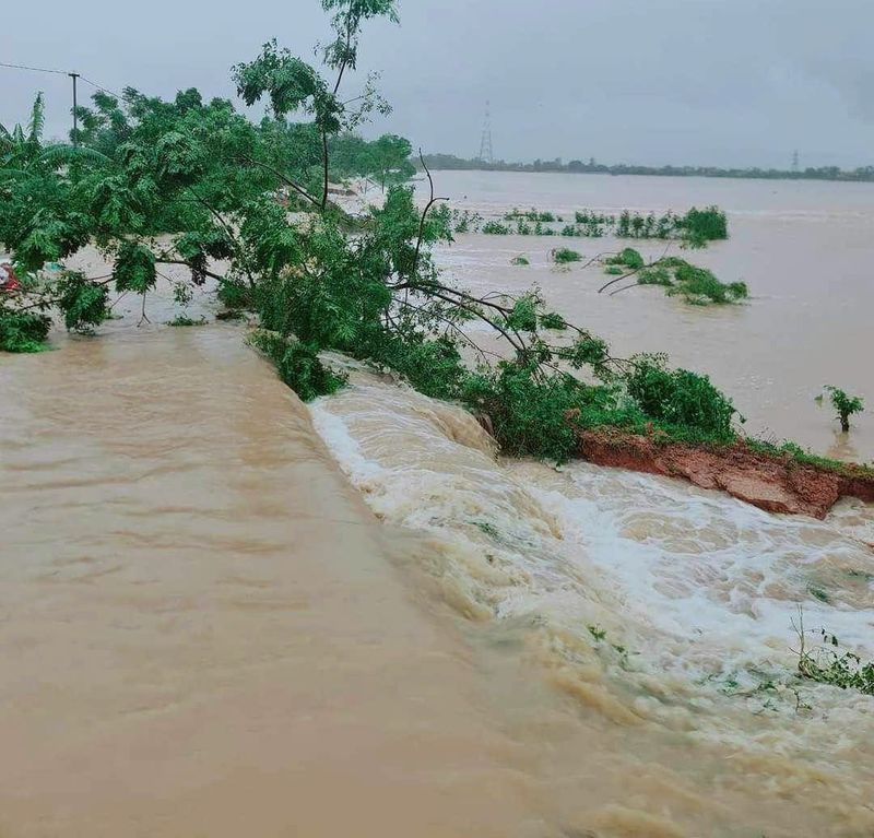 Khu dân cư và đất nông nghiệp ven sông Cà Lồ