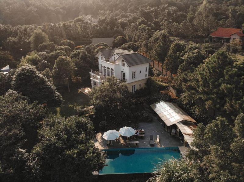 Không gian ngoại thất hiện đại, sân vườn, mặt nước tạo cảm giác thư thái