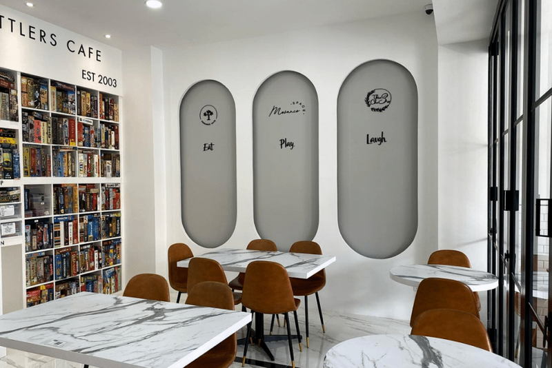 Bố trí bàn ghế tại boardgame cafe
