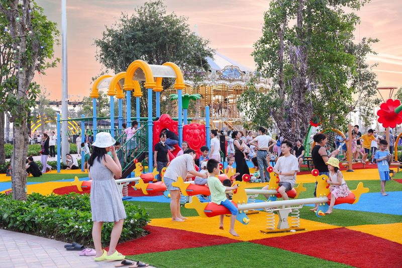 Day-la-noi-con-tre-duoc-dam-chim-trong-the-gioi-co-tich-da-sac-mau