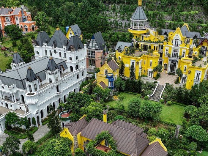 Góc nhìn chi tiết nội thất và sân vườn