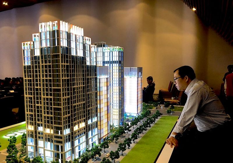 Biến động giá và thị trường