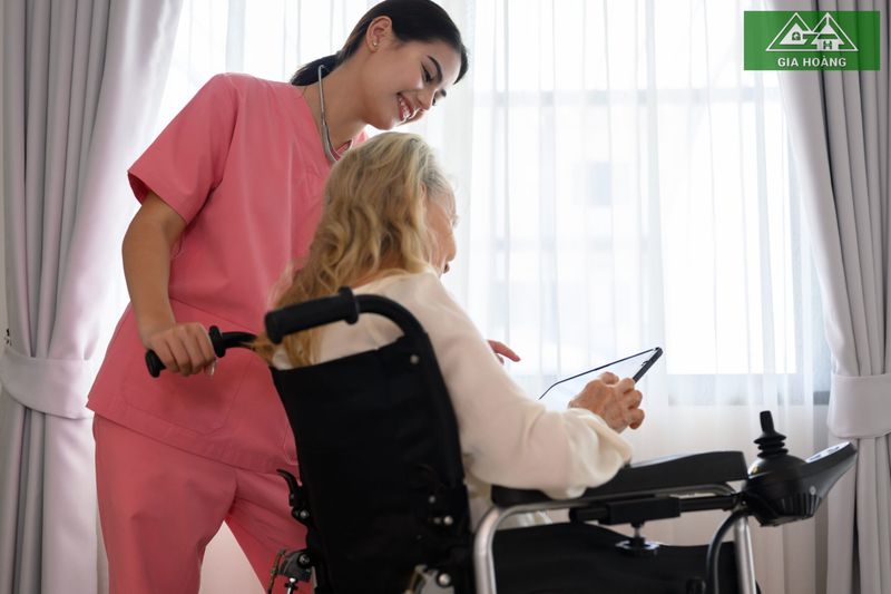 nhân viên chăm sóc trao đổi cùng bệnh nhân