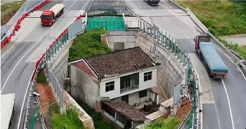 Tổn thương cảnh quan khi nhà đứng giữa hai làn đường cao tốc